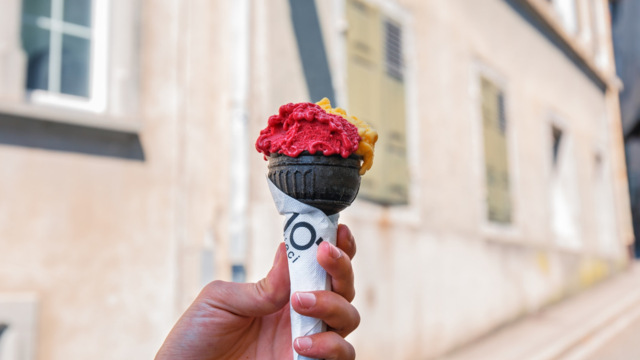Dunkle Eiswaffel mit Dieci-Serviette in zwei Sorten: eine dunkel rote und eine gelbe.